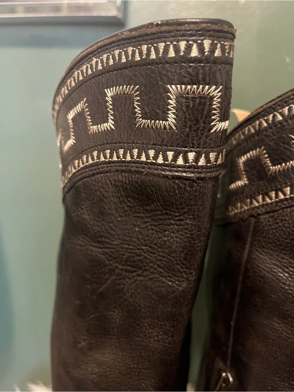ARIATS !!! Black Leather Cowboy Boots with Decorative Stitching
